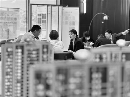 我省出台措施,有效促进住房“以旧换新”。图为在青岛的一处楼盘售楼处,购房者正在咨询。新华社发